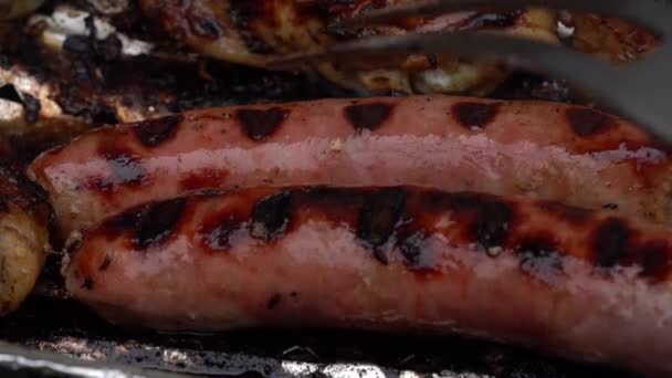 Gros Plan Tourner Une Saucisse Pour Vérifier Cuisson Macro Barbecue — Video