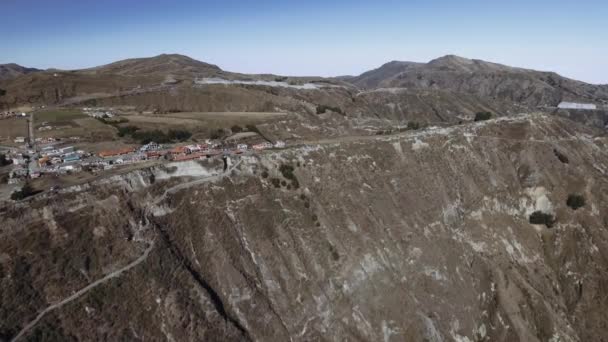 小さな町Quilotoa湖の横には 実際には火山です 914 Mプロミネンス 155 M最後の噴火 1280 — ストック動画