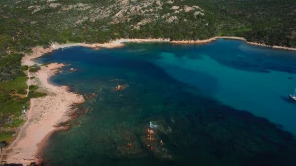 Barco Vela Vacaciones Una Hermosa Playa Roca Mediterránea Junto Mar — Vídeo de stock