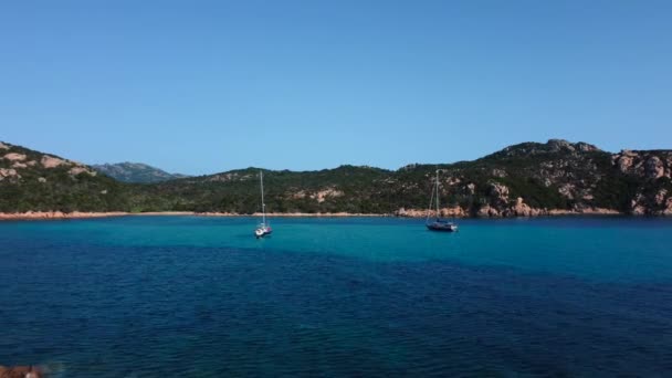 Sardenha Férias Veleiro Barcos Uma Bela Praia Rocha Mediterrânica Baía — Vídeo de Stock