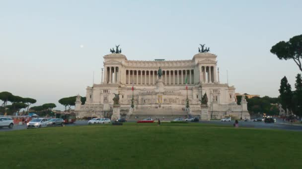 Zeitlupe Des Bus Und Autoverkehrs Auf Der Berühmten Römischen Piazza — Stockvideo