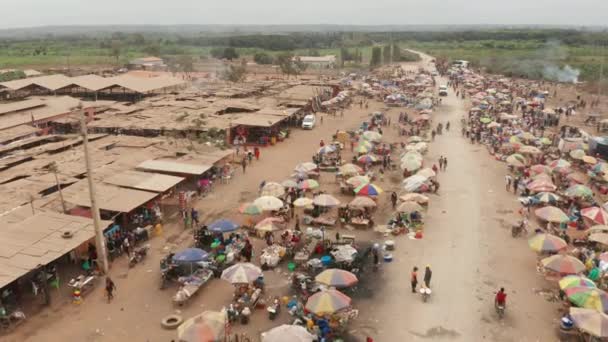 Ταξιδεύουν Μπροστά Πάνω Από Την Άτυπη Αγορά Caxito Στην Αγκόλα — Αρχείο Βίντεο