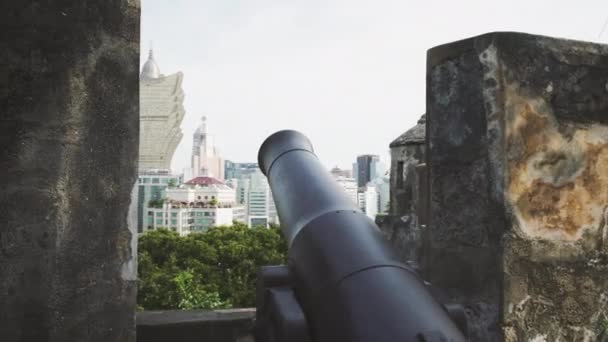Macau Canhão Nas Muralhas Monte Forte Com Grand Lisboa Hotel — Vídeo de Stock