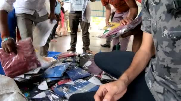 Nsanlar Mumbai Hindistan Yerel Bir Marketten Ucuz Göçmen Tişörtleri Alıyor — Stok video