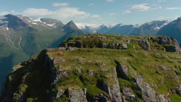Turyści Szczycie Góry Olden Wędrówki Klovane Peak Stryn Norwegia Strzał — Wideo stockowe