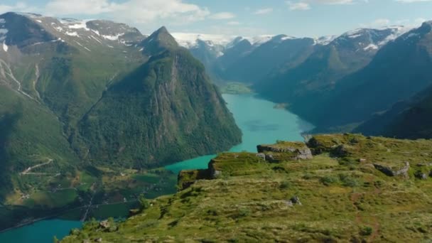 Oldevatnet湖和Oldevatn营地在Oldedalen山谷 从挪威奥尔登的克洛凡峰观看 空中飞行 — 图库视频影像