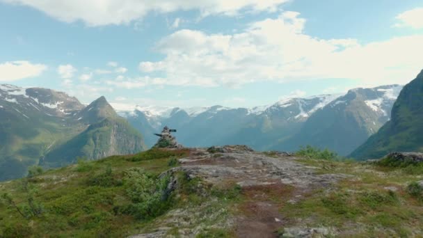 Revealing Shot Klovane Oldevatnet Mountain Peak Olden Norway Sunny Day — стоковое видео