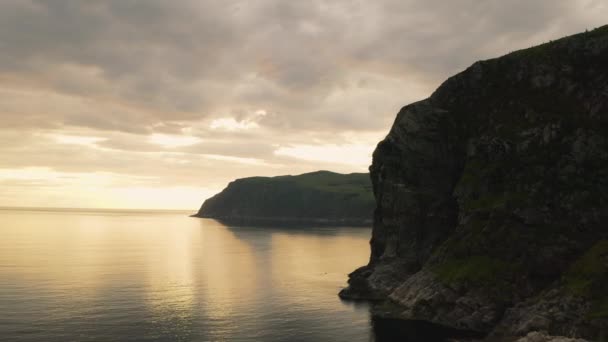 Sea Cliff Town Maloy Vagsoy Island Noorwegen Een Bewolkte Zonsondergang — Stockvideo