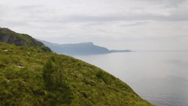 Непроходимая Гора Городе Малой Остров Вагсой Норвегия Вид Спокойное Озеро — стоковое видео