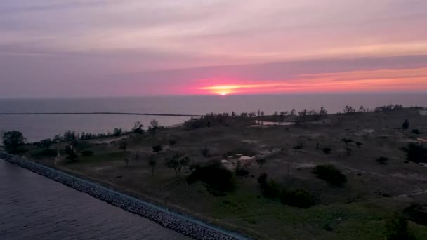 Ένα Ηλιοβασίλεμα Πάνω Από Βόρειο Μάσκεγκον Στην Ακτή Της Λίμνης — Αρχείο Βίντεο