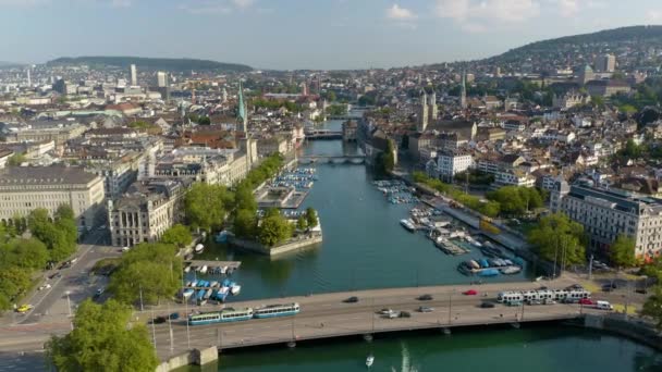 Penerbangan Udara Atas Sungai Limmat Pusat Kota Zurich Bangunan Yang — Stok Video