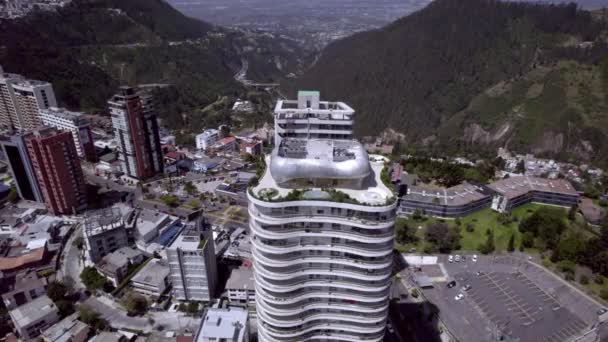 キトの北の金融中心地に位置する建築家Schwarzkopfの前にYooビル — ストック動画