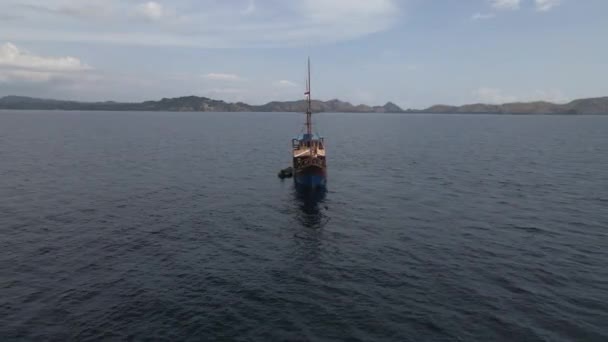 Pinisi Barco Vela Superficie Del Mar Bali Indonesia Retirada Drones — Vídeo de stock