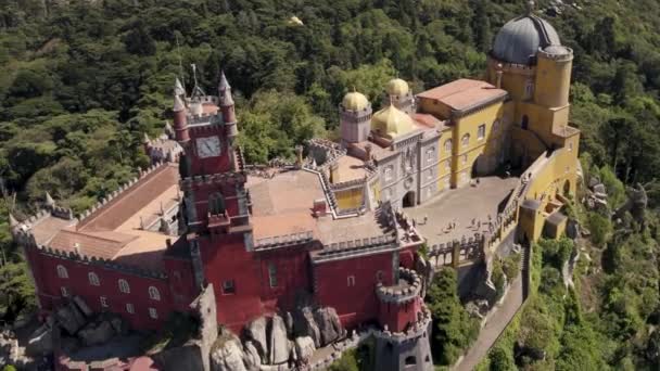 Flygfåglar Syn Turist Hotspot Pena Palats Den Historiska Platsen Sintra — Stockvideo