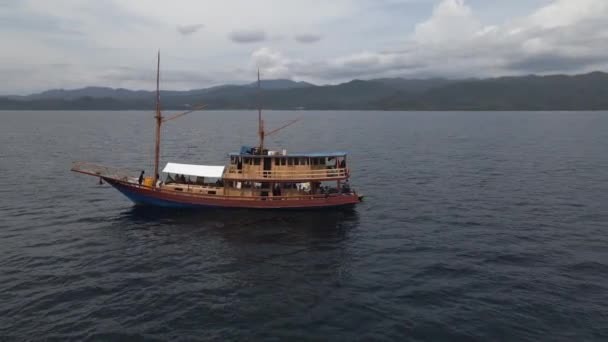 Αεροφωτογραφία Του Ξύλινου Σκάφους Τουρίστες Που Ταξιδεύουν Στην Ακτή Του — Αρχείο Βίντεο