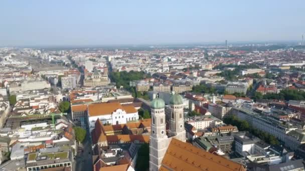 Drone Muchy Nad Katedrą Monachium Znany Jako Frauenkirche Przez Mieszkańców — Wideo stockowe