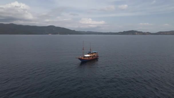 Barco Turístico Flutuando Meio Mar Bali Indonésia Dia Nublado Drone — Vídeo de Stock