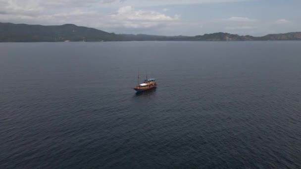 Rustic Tour Boat Navigating Seascape Bali Indonesia Cloudy Day Μεγέθυνση — Αρχείο Βίντεο