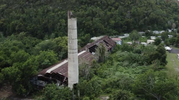 Lökd be az antennát egy régi elhagyatott raktár tetejére, ami berozsdásodott és összeomlott Los Canos Puerto Rico-ban.