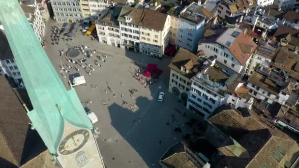 Aerial Pullback Pan Ujawnia Downtown Zurych Fraumunster Church — Wideo stockowe