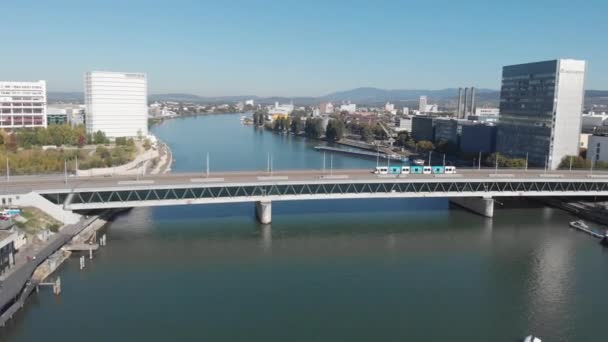 Captura Aérea Seguimiento Del Tranvía Que Conduce Puente Sobre Río — Vídeos de Stock