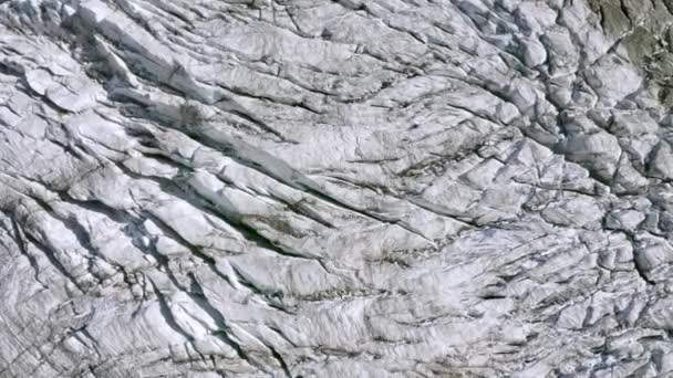 Slow Top Κάθοδος Πάνω Από Ελβετικό Παγετώνα Αποκαλύπτοντας Interestig Crevasse — Αρχείο Βίντεο