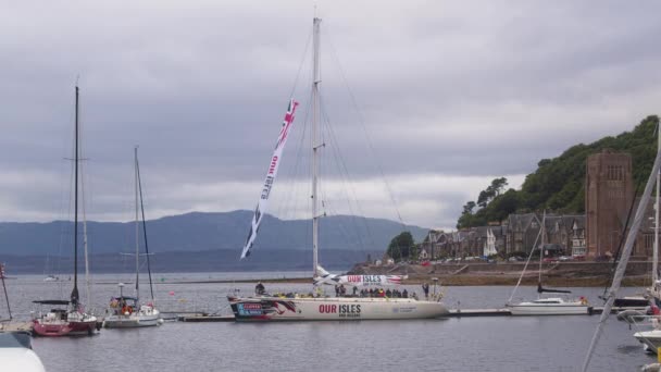 Clipper Our Isles Oceans Floating Resort Town Oban Scotland Cloudy — Stock video