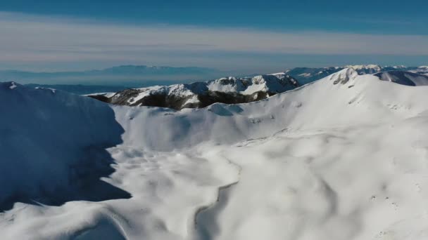 Vista Aérea Montañas Nevadas Nieve Polvo Apeninos Italia Rodeando Tiro — Vídeos de Stock