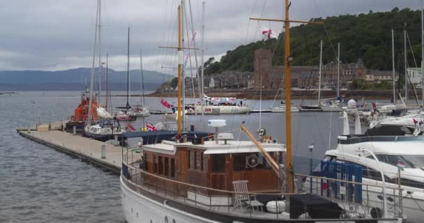 ボートと船は スコットランドのオバンハーバーサイドで停泊しました ブリーズ朝に英国 — ストック動画