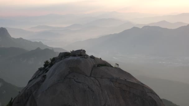 Güney Kore Bukhansan Dağı Zirvesinde Altın Saat Gündoğumu — Stok video