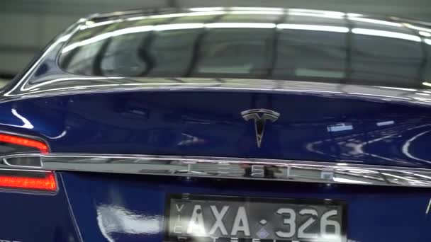 Stivale Shinning Tesla Model Con Logo Distintivo Segno Ridding Out — Video Stock
