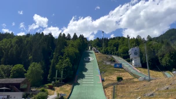 Szerokie Ujęcie Skoczni Narciarskich Bischofshofen Austrii Letni Dzień Tilt Shot — Wideo stockowe