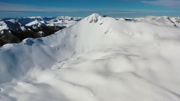 Légi kilátás havas csúcsok, magasan az északi Appennines hegyek Olaszország - dönthető, drón lövés
