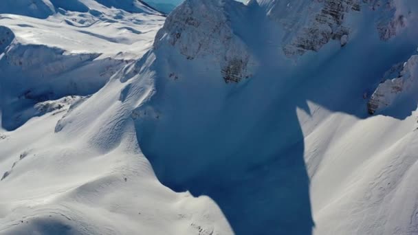 Letecký pohled na globální oteplování a změnu klimatu tání sněhové pokrývky v horách - náklon, výstřel z bezpilotních letounů
