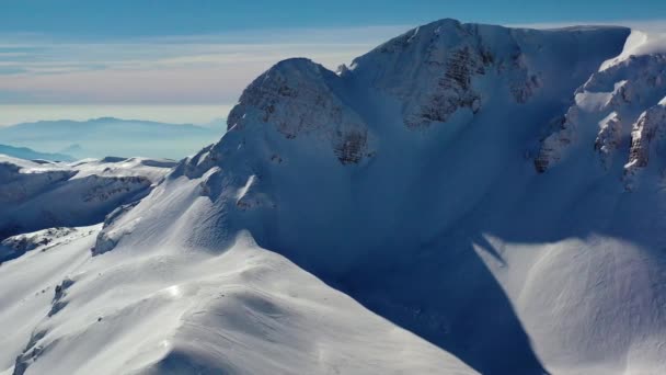 Αεροφωτογραφία Των Απότομων Χιονισμένα Βουνά Στην Ηλιόλουστη Ιταλία Τραβήξτε Πίσω — Αρχείο Βίντεο