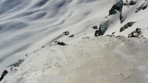 イタリアのアペニンで 山の岩の詳細を上空から見る ドローン撮影 — ストック動画
