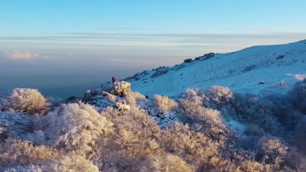 등산가 주위를 공중에서 구경하는 이탈리아의 — 비디오