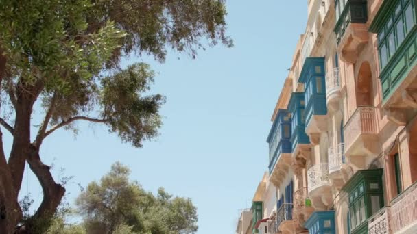 典型的马耳他瓦莱塔建筑物窗户鞠躬 宽射门 — 图库视频影像