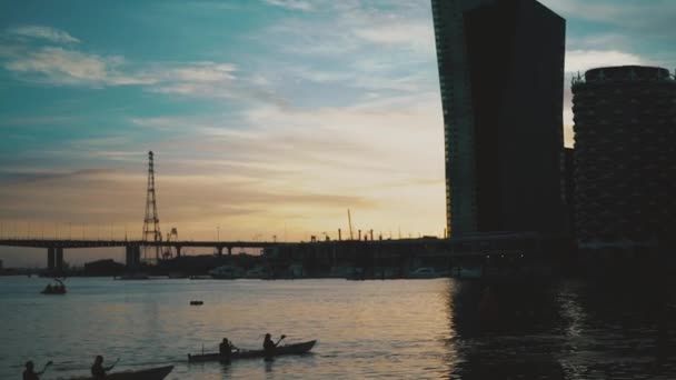 Canoas Lentamente Reman Través Los Muelles Melbourne — Vídeo de stock