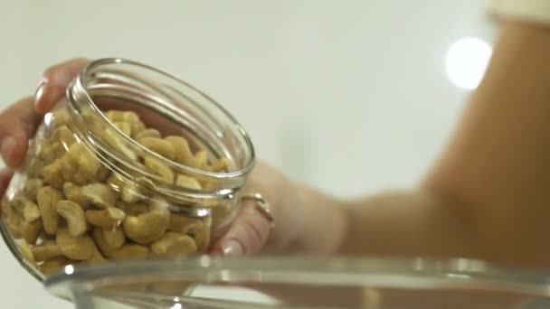 Derramando Frasco Nozes Uma Tigela Para Assar Nozes Caju Amendoim — Vídeo de Stock