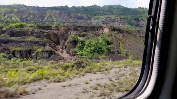 Mit Dem Geländewagen Durch Die Kupfer Und Goldmine Der Panguna — Stockvideo