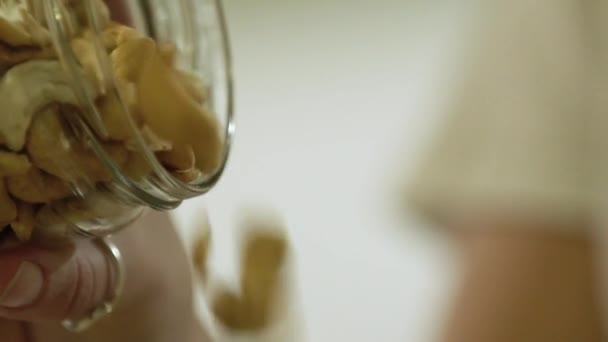 Verser Les Cacahuètes Dans Bol Ralenti Prêt Pour Cuisson Dessert — Video