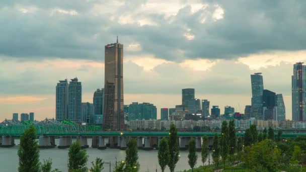 韩国首尔 六十三座Square摩天大楼与丽都岛天际线一起落日 — 图库视频影像