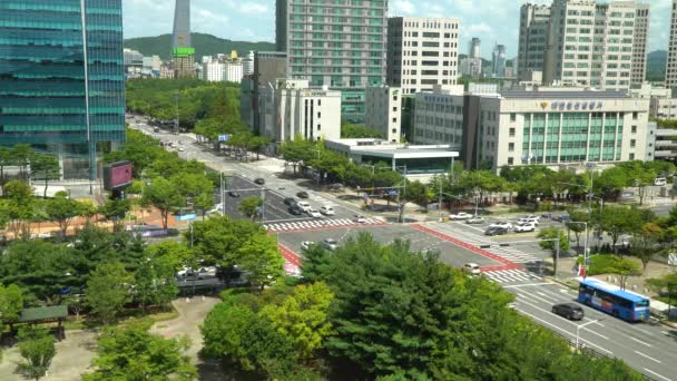 Daejeon City Hlavní silnice křižovatka s Traffic Passing By High-rise Budovy a mrakodrapy, Policejní stanice Building At Daytime In South Korea. - široký záběr