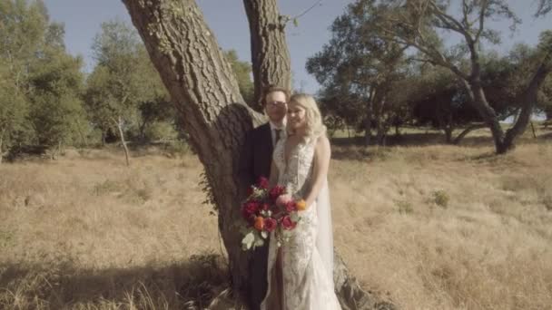 Pasgetrouwde Happy Couple Lachend Poserend Voor Foto Een Zonnige Dag — Stockvideo