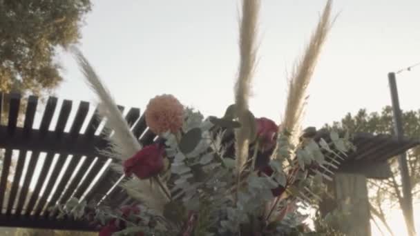 Bloemenboeket Gemaakt Van Groene Bladeren Verse Bloemen Staat Eettafel Huwelijksdag — Stockvideo