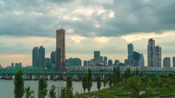 Building Tower Och Skyskrapor Vid Solnedgången Från Han River Park — Stockvideo