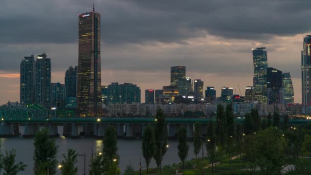 首尔Night 63大楼位于韩国首尔的汉江铁路桥大楼 静坐时间过去 — 图库视频影像