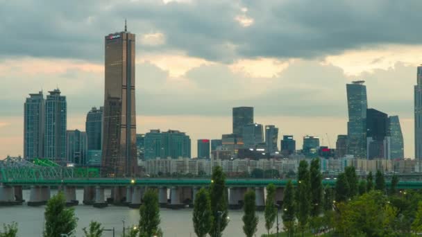 Square Nşaat Gökdeleni Günbatımı Skyline Demiryolu Köprüsü Treni Güney Kore — Stok video