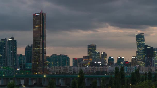 Seul Światłach Nocnych Square Wieżowiec Mostem Kolejowym Hangang Pierwszym Planie — Wideo stockowe